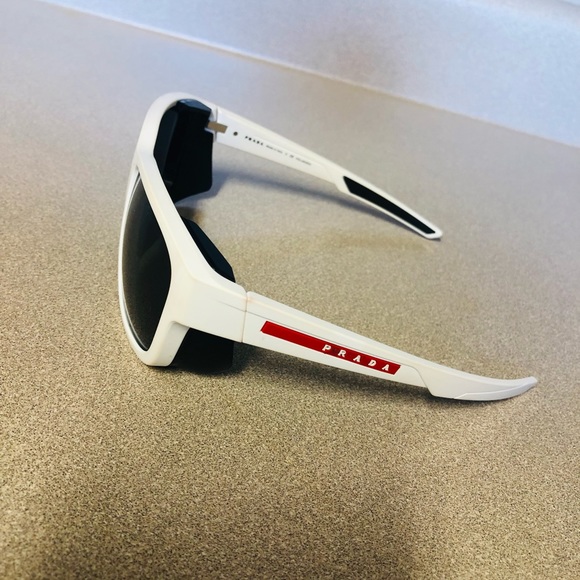 Prada sunglasses without the glasses case in good condition,,,,, - Picture 4 of 4